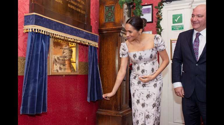 'Very pregnant' UK duchess Meghan makes Christmas trip to care home