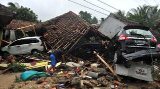Indonesia tsunami survivors cram shelters as death toll crosses 400