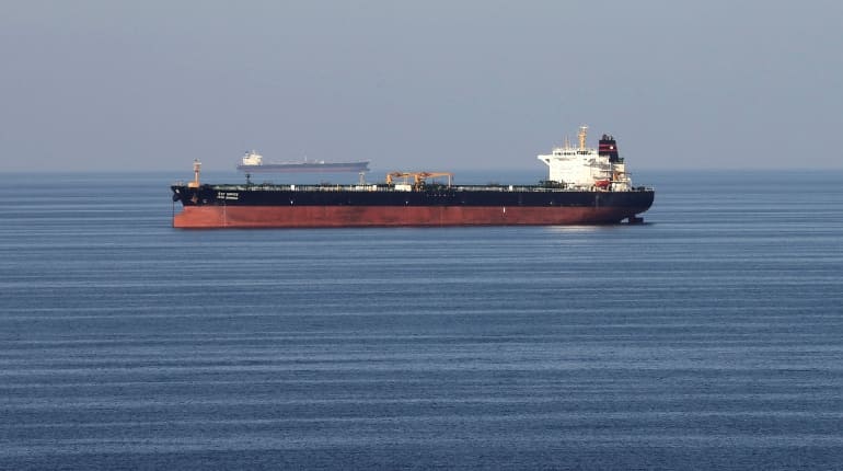 Oil pares gains as fears ease on Venezuelan exports