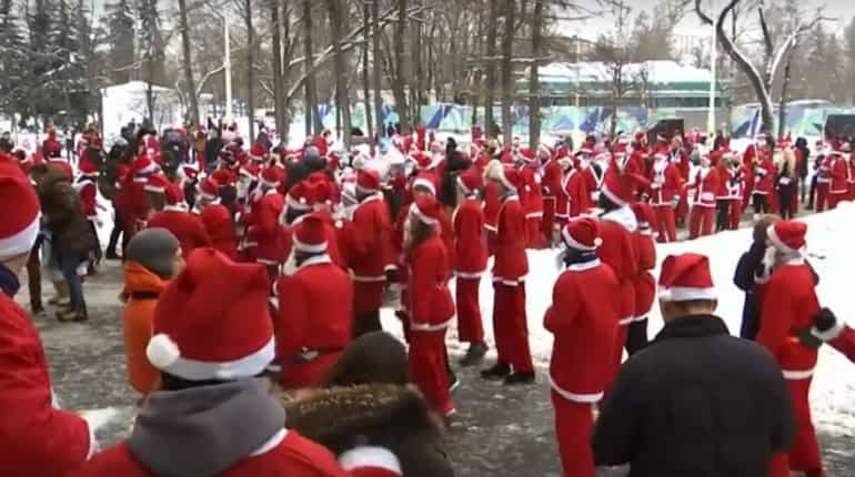 2000 Santas run for charity