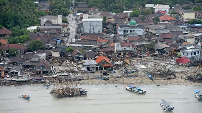 Quake-hit Indonesians refuse to leave high ground: official