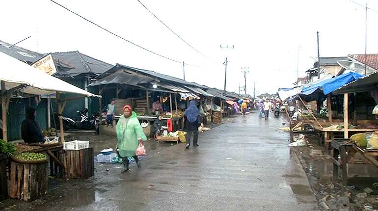 Banten Market struggles to return to normal after tsunami kills 373