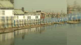Dal Lake freezes partially as mercury dips in Kashmir