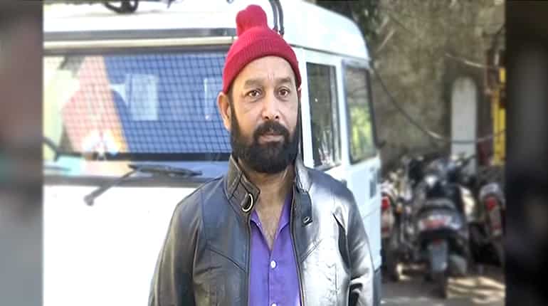 Pakistani National Imran Warsi waits to cross Wagah border
