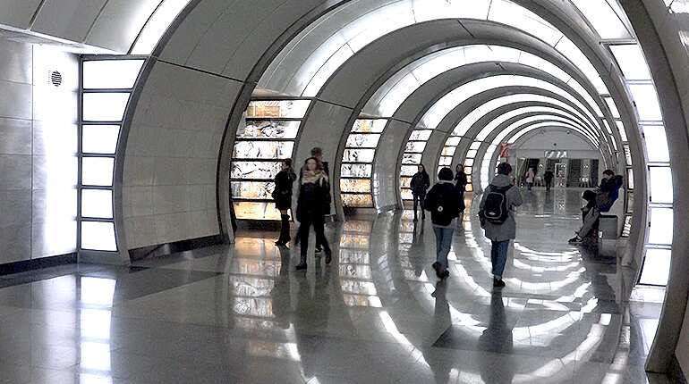 Moscow metro sheds soviet look with bold new stations