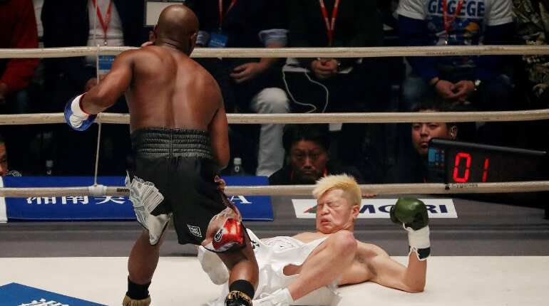 Mayweather blitzes Tenshin in Japanese boxing exhibition