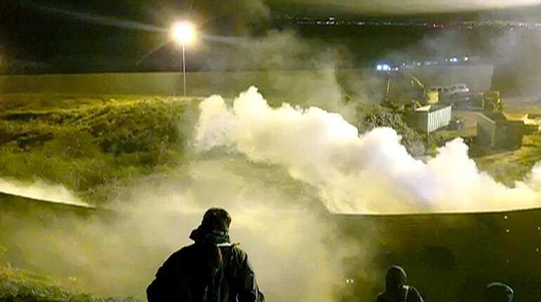 US agents launch tear gas at migrants