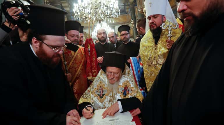 Ecumenical Patriarch signs decree granting Ukraine church independence