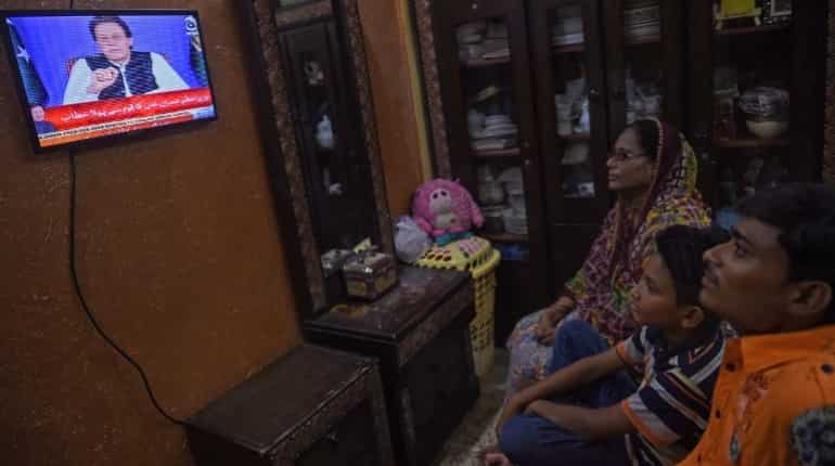 Pakistan bans 'bed scenes', 'intimate moments' on TV Pakistan bans 'bed scenes', 'intimate moments' on TV
