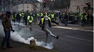 Number of 'yellow vest' protesters surge to 84,000 but violence down