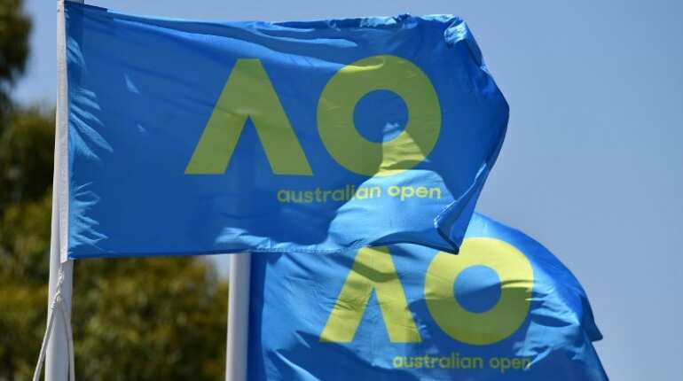Heat wave brings blackouts to Melbourne, halts play at Australian Open