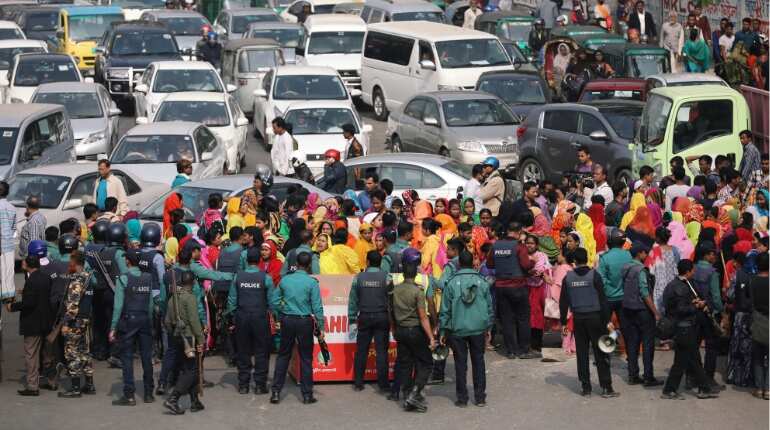 Bangladesh garment workers clash with police as strikes roll on Bangladesh garment workers clash with police as strikes roll on