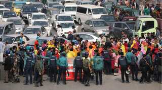 Bangladesh garment workers clash with police as strikes roll on