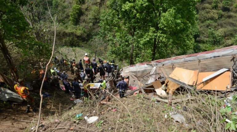 Pakistan: Bus crash death toll rises to 24 Pakistan: Bus crash death toll rises to 24