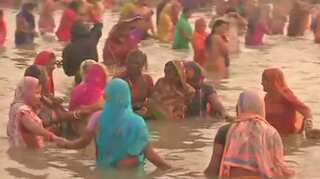 Kumbh 2019: Devotees throng Sangam ghat in Prayagraj, security tightened