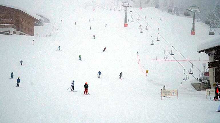 Watch: 2 killed in avalanche in French Alps