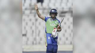 David Warner to return home midway from BPL after elbow injury