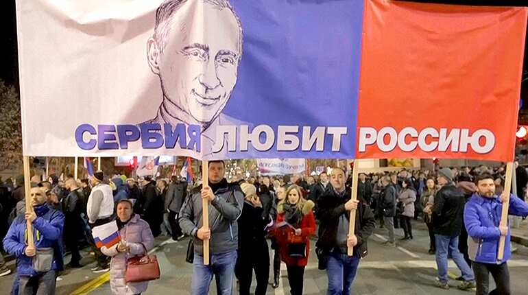Serb leader stages lavish reception and huge rally for Putin visit
