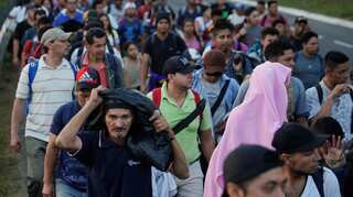 Hundreds of Central American migrants enter Mexico with few checks