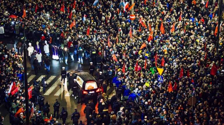 In tears and shock, Poland bids farewell to murdered mayor