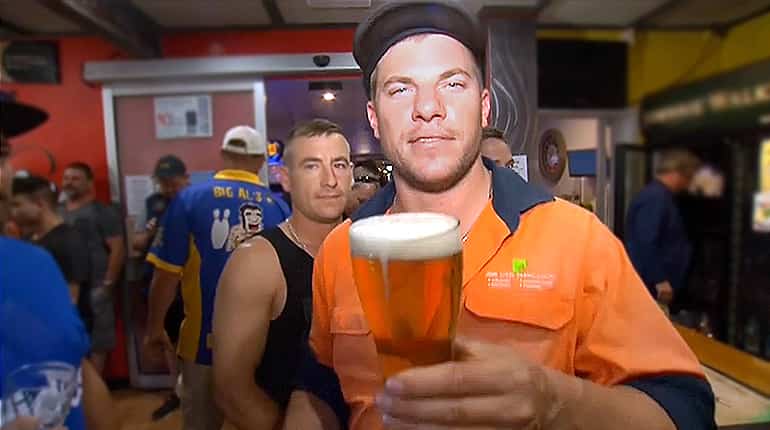 Australian pub offers free beer as temperature hits record high