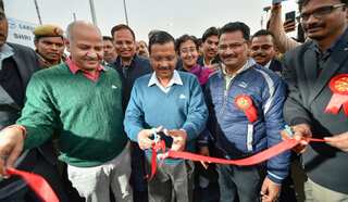 Kejriwal inaugurates three-lane flyover on Noida Link Road