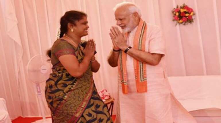PM Modi meets Mudra entrepreneur Arulmozhi Saravanan in Madurai