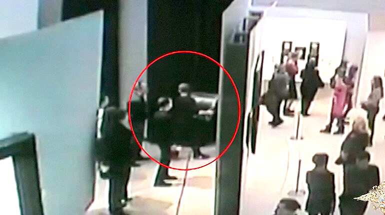 Watch: Man picks painting from museum in daylight robbery in Russia Watch: Man picks painting from museum in daylight robbery in Russia