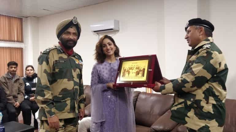 Post the success of 'Uri: The Surgical Strike', Yami Gautam felicitated by BSF Jawans Post the success of 'Uri: The Surgical Strike', Yami Gautam felicitated by BSF Jawans
