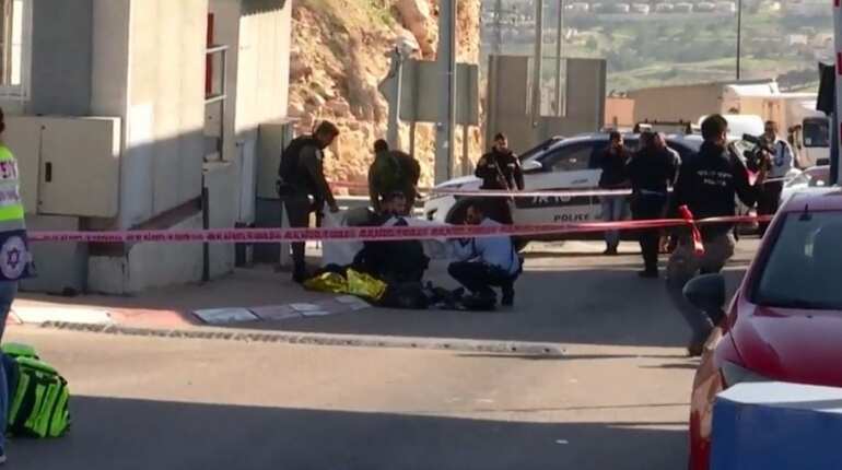 Palestinian woman tries to stab Israeli guards, shot dead: officials