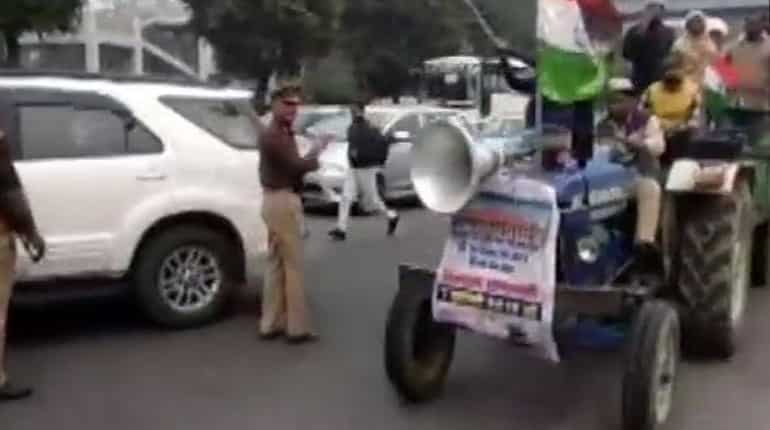 Delhi: Farmers tie their hands in symbolic protest on DND