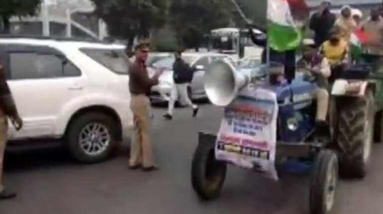 Delhi: Farmers tie their hands in symbolic protest on DND