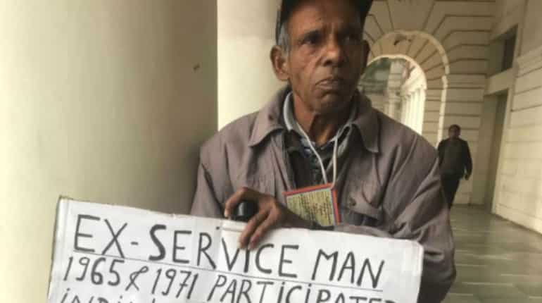 Gautam Gambhir tweets picture of Army veteran begging, defence ministry assures 'quick' action Gautam Gambhir tweets picture of Army veteran begging, defence ministry assures 'quick' action