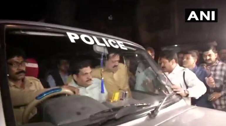 Centre vs Bengal: CBI team shows up at Kolkata Police chief's home, accuses him of obstructing justice Centre vs Bengal: CBI team shows up at Kolkata Police chief's home, accuses him of obstructing justice
