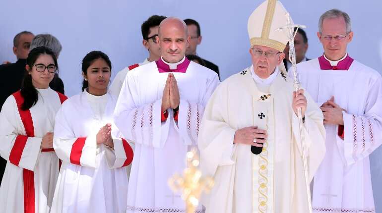 Pope urges respect for prostitutes at crowded Bangkok mass Pope urges respect for prostitutes at crowded Bangkok mass