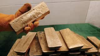 Gold holds steady on global growth concerns; trade talks in focus