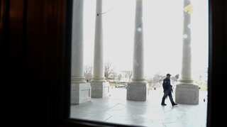 US lawmakers meet on border security, scrambling to avert shutdown