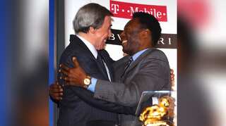 Pele pays tribute to goalkeeping magic of 'blue phantom' Gordon Banks
