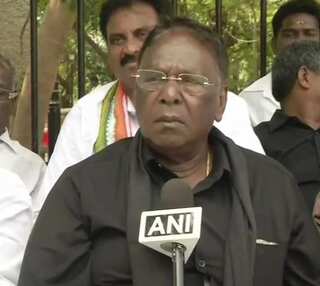 Puducherry CM V Narayanasamy continues 'dharna' outside LG Kiran Bedi's home for 6th day