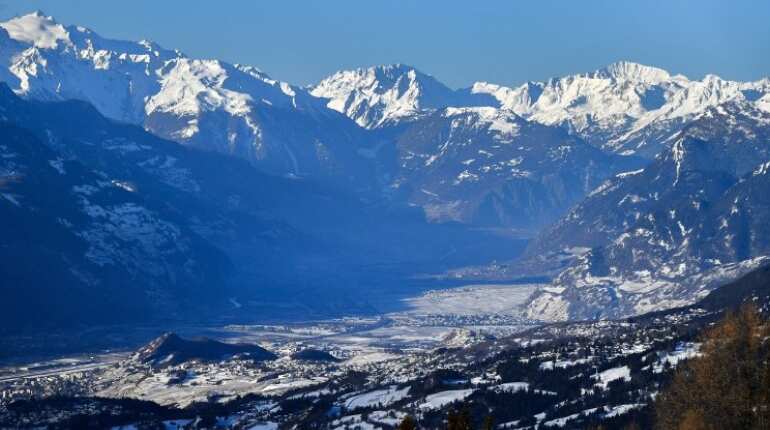 Several people 'buried' in avalanche at Swiss ski station Several people 'buried' in avalanche at Swiss ski station