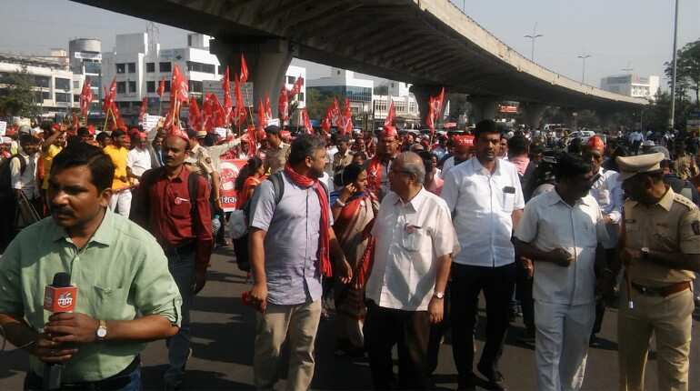 Farmers' march to Mumbai suspended after talks with Maharashtra government