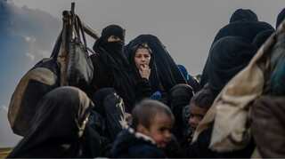 Exodus from last Islamic State enclave overwhelms Syria force