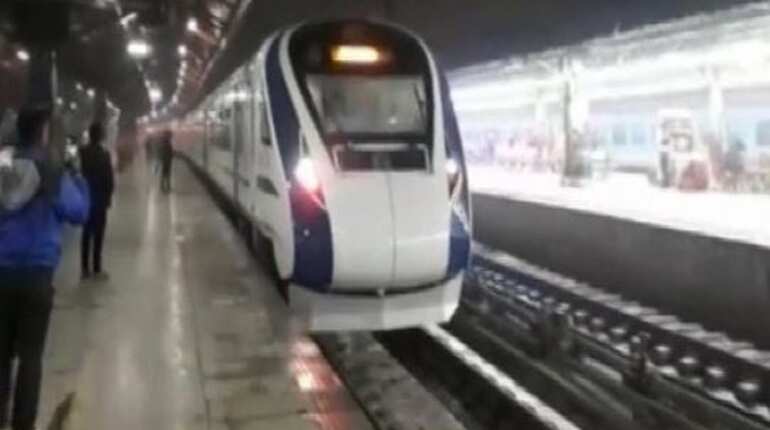 Flight-like hospitality by air hostesses in Vande Bharat Express