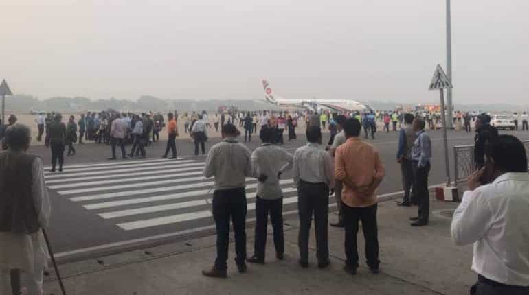 Bangladesh commandos storm passenger plane, gun down suspected plane hijacker Bangladesh commandos storm passenger plane, gun down suspected plane hijacker