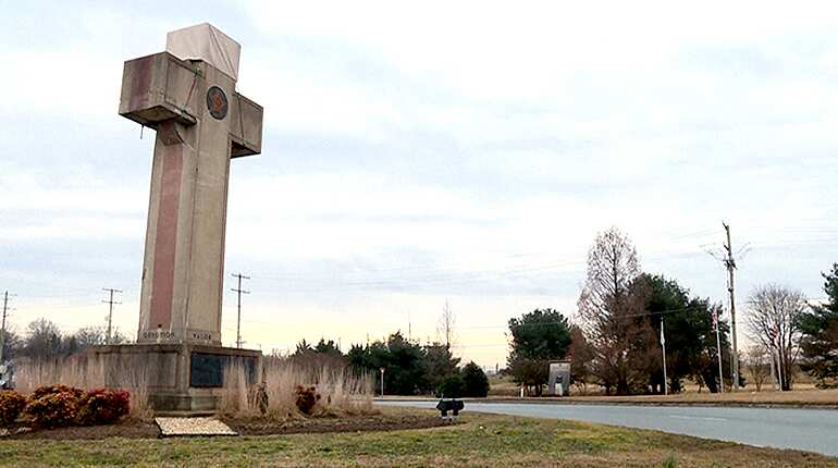 Giant cross divides US city