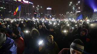 Thousands of Romanians protest against judicial changes