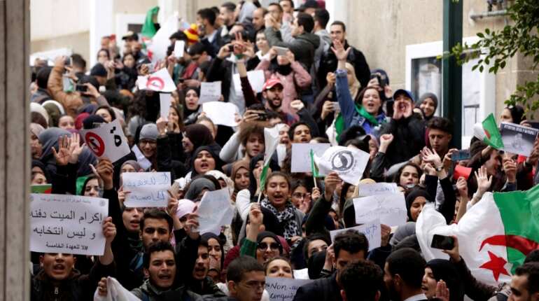 Algeria: Tens of thousands of students extend protests against President Bouteflika