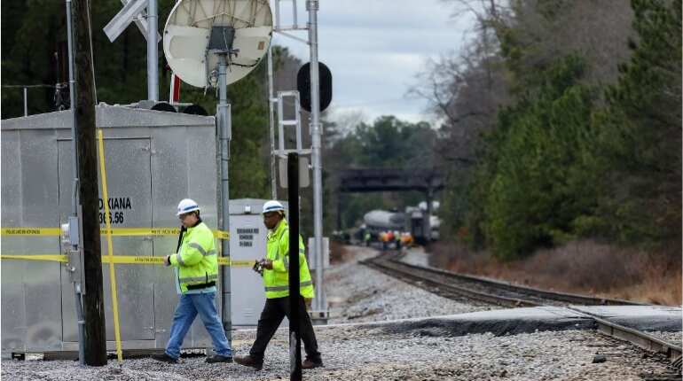 Amtrak train with 183 aboard freed after 37 hours in snowy Oregon