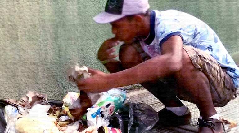 In deep despair, Venezuelans turn to eating trash