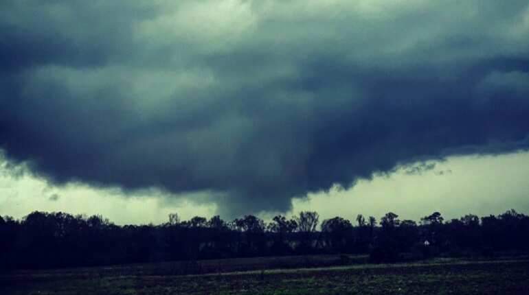 Powerful tornado devastates US town, killing two Powerful tornado devastates US town, killing two